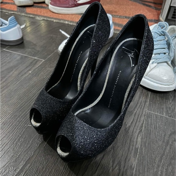 Giuseppe Zanotti black open toe pump. - Picture 6 of 6